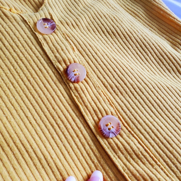 Cropped V neck Top - Picture 2 of 2